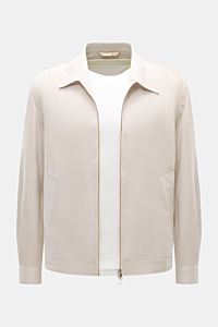 Front view of Briglia 1949 Overshirt 'Bill' sand, a slim fit, unconstructed design with wool and microfiber blend, two-way zipper, button cuffs, and angled welt pockets. 

Italienisches Flair in Ihrer Garderobe erhalten Sie mit dem smarten Overshirt 'B