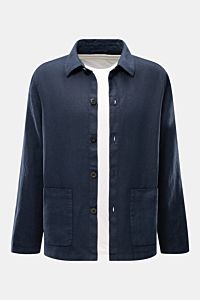 Frontansicht des 04651/ A trip in a bag Overshirt 'Linen Jacket' navy aus reinem, weichem Leinen mit Umlegekragen, Slim Fit und Fronttaschen.