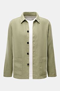 Vorderansicht des 04651/ A trip in a bag Overshirt 'Linen Jacket' salbei aus reinem Leinen mit Slim Fit, Umlegekragen, Knopfleiste und Fronttaschen.