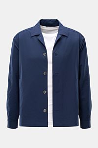 Front view of 04651/ A trip in a bag Overshirt 'Technical Seersucker' navy, a slim fit, textured holiday essential with five-button placket, turn-down collar, jetted front pockets, made of high-quality, slightly robust microfibre layered over a white T-sh