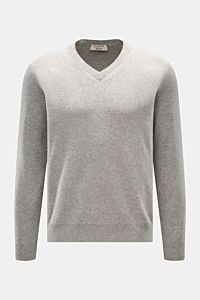 Fioroni Cashmere V-Neck Pullover grau meliert in Slim Fit, vorne frontal fotografiert, aus reiner Baby-Cashmere mit weichem Griff.