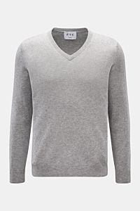 FTC Cashmere V-Neck Pullover grau, frontal von oben fotografiert, Slim Fit, V-Ausschnitt, weicher Fair-Trade-Cashmere, feines Strickbild, Rippbündchen.