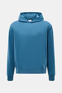 Frontale Nahaufnahme des petrolfarbenen 04651/ A trip in a bag Kapuzenpullovers 'IF Hoodie' aus weichem, elastischem gebürstetem Jersey mit Kapuze und Rippbündchen, im Regular Fit mit kleinem Weblabel in der Seitennaht.