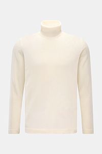 Front view of the 04651/ A trip in a bag Merino Rollkragenpullover creme, a slim fit cream turtleneck sweater made of pure merino wool with a soft feel, fine knit texture, ribbed turtleneck, and short side slits. 

Zeitloser Komfort für coole Layerings