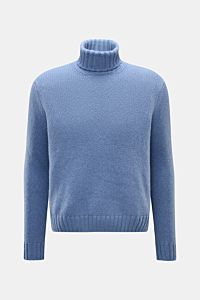 04651/ A trip in a bag Cashmere Rollkragenpullover rauchblau, frontal fotografiert, Oversized Fit, grobes Strickbild, weicher Griff, Rippbündchen, reiner Cashmere.