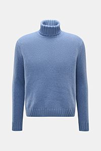 Frontale Nahaufnahme des 04651/ A trip in a bag Cashmere Rollkragenpullovers rauchblau mit grobem Strick, Oversized Fit und komfortablen Rippbündchen.