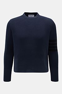 Front view of Thom Browne Rundhalspullover graublau, a slim fit, mid-weight knit cotton sweater with a round neck, tonal sleeve stripes, side slits, and buttoned cuffs. Stylish winter essential with soft texture and signature details.