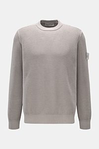 Stone Island Rundhalspullover 'Ghost Piece' grau, frontale Ansicht, linksgerippter Baumwoll-Cashmere-Mix, Rundhalsausschnitt, elastische Bündchen, tonales Kompass-Badge am Oberarm.