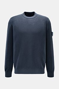 Stone Island Rundhalspullover 'Ghost Piece' graublau, frontale Perspektive, Baumwoll-Cashmere-Mix, linksgestrickte Rippe, tonales Kompass-Badge am Oberarm, elastische Rippbündchen.