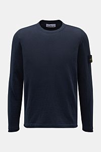 Stone Island Rundhalspullover navy, Slim Fit, feines Strickbild, weicher Griff, Rundhalsausschnitt, rollierte Saumkanten, Kompass-Badge, frontale Ansicht.