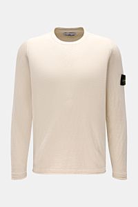 Stone Island Rundhalspullover creme shown from the front, featuring a slim fit, round neckline, soft cotton-microfiber blend, fine knit texture, rolled hems, and the typical compass badge on the sleeve. Mit feinen Details wie dem rollierten Saum und ge