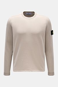 Stone Island Rundhalspullover hellgrau, Slim Fit, aus reiner Baumwolle mit rolliertem Saum, Rundhalsausschnitt, feinem Strickbild, Kompass-Badge seitlich, frontal fotografiert.