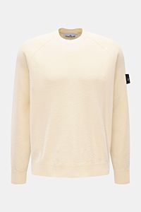 Stone Island Rundhalspullover creme, frontale Ansicht, leichter Strick aus reiner Baumwolle, Rundhals, Raglanärmel, Rippbündchen, Logo-Badge am Ärmel.
