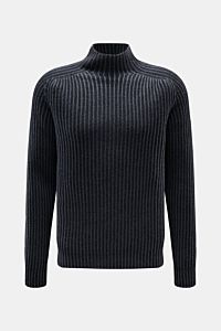 Front view of the 04651/ A trip in a bag Mock Neck Pullover 'Foggy Mock' navy, a slim fit ribbed wool sweater with a soft, garment-dyed finish and comfortable mock neck. Hochwertiger Tragekomfort mit lässigem Stil – der vielseitig kombinierbare Strickp