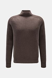 Front view of the 04651/ A trip in a bag Mock Neck Pullover 'Foggy Mock' taupe, a slim fit, garment-dyed wool sweater with a soft feel, featuring a timeless mock neck, medium-fine knit, coarse rib pattern, and comfortable ribbed cuffs. Hochwertiger Tragek