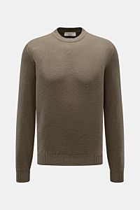 Fioroni Rundhalspullover oliv, frontale Nahaufnahme, Slim Fit, reine Baumwolle, weicher Griff, mittelfeines Strickbild, Rundhalsausschnitt, flexible Rippbündchen.