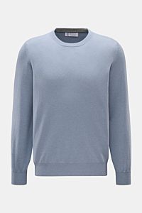 Brunello Cucinelli Cashmere Rundhalspullover rauchblau shown from the front, made of pure soft cashmere with fine knit and slim contrast edges. Als vielseitiges Essential bietet dieser luxuriöse Cashmerepullover mit Rundhalsausschnitt von BRUNELLO CUCI