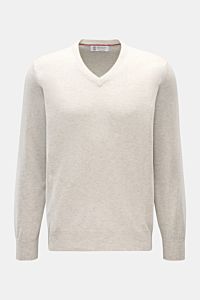Front view of a Brunello Cucinelli Cashmere V-Neck Pullover hellgrau meliert in light gray melange, showcasing pure cashmere, soft touch, fine knit, slim contrast edges, regular fit, V-neckline, and flexible rib cuffs. Luxuriöser Cashmere in Verbindung mi