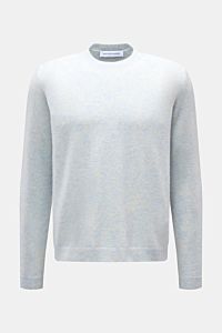 Front view of Iris von Arnim Cashmere-Seide Rundhalspullover 'Amiro' pastellblau meliert, a soft pastel blue melange crewneck sweater in a regular fit with fine knit, ribbed cuffs, and luxurious cashmere-silk blend. Der Rundhalspullover 'Amiro' bringt 