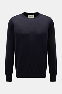 Front view of Soft Goat Cashmere crew neck jumper navy, a super lightweight, fine knit, sustainable cashmere jumper with regular fit and wide ribbed bands.

Description: Sustainably produced and certified: Young label SOFT GOAT shows how it’s done with