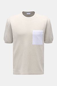 Frontansicht des 04651/ A trip in a bag Feinstrick-Kurzarmpullover 'Pocket Tee' hellgrau aus Leinen-Baumwoll-Mix mit Slim Fit und kontrastierender Brusttasche.