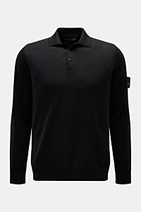 Stone Island Strickpolo 'Ghost Pure Light Wool' schwarz, frontal fotografiert, feiner Strick, Regular Fit, Umlegekragen, Kompass-Badge am Oberarm, Rippbündchen, weicher Griff, vielseitiger Klassiker.