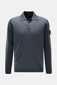 Stone Island Strickpolo 'Ghost Piece' dunkelgrau, frontale Ansicht aus reiner Schurwolle mit weichem Griff, Regular Fit, Polokragen, Drei-Knopf-Leiste, tonales Kompass-Badge am Ärmel und Rippbündchen.
