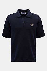 Stone Island Kurzarm-Strickpolo navy in Frontansicht, reine Baumwolle, feiner Piqué-Mix, Polokragen, Knopfleiste, Weblabel, Regular Fit.