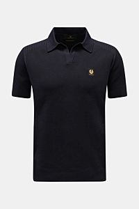 Belstaff Kurzarm-Strickpolo 'Coast' dark navy, frontal fotografiert, Seide-Baumwollmix, Slim Fit, Polokragen, offene Leiste, Weblabel am Oberarm.