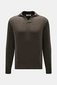 Fioroni V-Neck Pullover oliv, frontale Nahaufnahme, Slim Fit, weiche Baumwolle, halber Stehkragen mit V-Neck, mittelfeines Strickbild, flexible Rippbündchen.