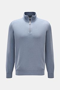 Front view of Brunello Cucinelli Cashmere Troyer rauchblau in soft light blue with a half-zip Troyer collar and ribbed cuffs.

Description: Sportives Freizeit-Essential made in Solomeo: Der Troyer aus reinem Cashmere von BRUNELLO CUCINELLI setzt einen 