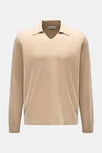 Piacenza 1733 Strickpolo sand meliert, frontal fotografiert, Oversized Fit aus weichem Cashmere-Leinen-Mix mit klassischem Polokragen.