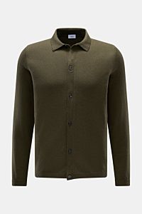 Frontale Aufnahme des von Braun Cashmere Strickhemd dark olive aus reinem mongolischem Cashmere, Slim Fit, glatter Knopfleiste, klassischem Umlegekragen und komfortablen Rippbündchen.