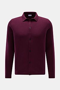 von Braun Cashmere Strickhemd bordeaux, frontal fotografiert, Slim Fit mit klassischem Umlegekragen, glatter Knopfleiste, weichem Griff, feinem Strickbild und Rippbündchen aus reinem mongolischem Cashmere.