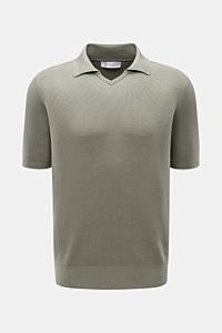 Brunello Cucinelli Kurzarm-Strickpolo salbei, Frontansicht, reine Baumwolle, weicher Griff, feines Strickbild, Regular Fit, Polokragen, Rippbündchen.