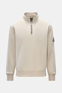 Moose Knuckles Sweat-Troyer 'Hartsfield' creme in Frontansicht, Sweat aus reiner Baumwolle, weicher Griff, Regular Fit, hoher Kragen mit Zipper, Metall-Logo am Oberarm, elastische Rippbündchen.