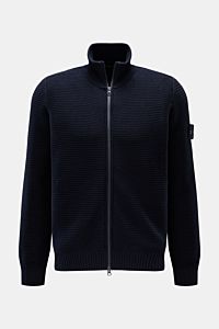 Stone Island Strickjacke 'Ghost Piece' navy in Frontansicht, mittelfeines Strickbild, Baumwolle-Cashmere, Stehkragen, Zwei-Wege-Reißverschluss, tonales Badge am Oberarm, Regular Fit.