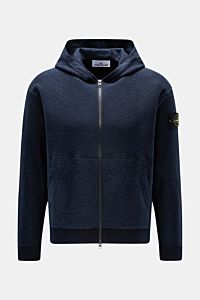 Stone Island Sweatjacke navy mit Kapuze, Reißverschluss, Kängurutasche, Kompass-Badge am Ärmel, aus Baumwoll-Microfaser Mix, frontale Ansicht.