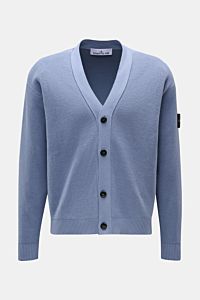 Stone Island Cardigan rauchblau, frontale Ansicht, feines Rippstrick-Design, V-Ausschnitt, vier Knöpfe, Kompass-Badge am Ärmel, reine Baumwolle.