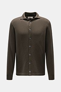 Fioroni Cardigan oliv aus reiner Baumwolle, Slim Fit, mittelfeines Strickbild, Umlegekragen, acht Knöpfe, Rippbündchen, Saumschlitze, Frontansicht.