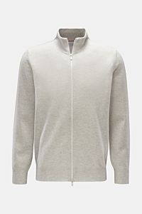 Front view of Brunello Cucinelli Cashmere Strickjacke hellgrau meliert, a light grey zip-up cardigan with a stand collar and fine contrast edges.

Luxus für die Freizeitgarderobe bietet BRUNELLO CUCINELLI mit dieser Strickjacke aus geschmeidigem Cashme