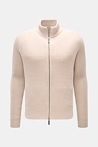 Front view of Iris von Arnim Cashmere Strickjacke 'Avenor' sand, a slim fit cardigan in voluminous patent stitch, made of pure cashmere with a soft touch, featuring a robust two-way zipper, stand collar, practical front pockets, tongue raglan sleeves, and