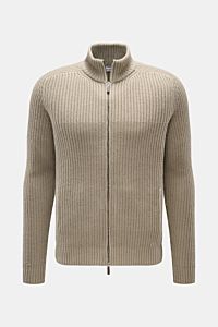 Front view of Iris von Arnim Cashmere Strickjacke 'Avenor' graugrün, a slim fit, grey-green cardigan with voluminous patent knit, standing collar, two-way zipper, front pockets, tongue raglan sleeves, and ribbed cuffs, made from pure soft cashmere.

Ko