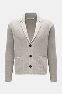 Iris von Arnim Cardigan 'Larion' grau meliert, frontale Nahaufnahme, voluminöser Patentstrick aus Leinen-Baumwoll-Mix, Regular Fit mit drei Knöpfen, reversartiger Rippstrick-Kragen und zwei Fronttaschen.