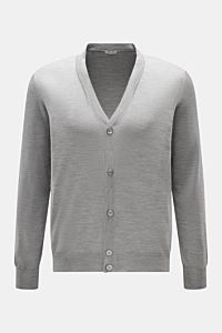 BRAUN Hamburg Cardigan grau meliert, frontal fotografiert, Slim Fit Feinstrick mit V-Ausschnitt, Fünf-Knopf-Leiste, Rippbündchen, Mix aus Schurwolle, Cashmere, Seide.
