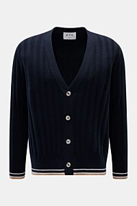 FTC Cashmere Cardigan navy, frontal fotografiert, aus reinem Fair-Trade-Cashmere, breiter Rippstrick, V-Ausschnitt, Vier-Knopf-Leiste, kontrastfarbene Streifen, Regular Fit, weicher Griff, feines Strickbild, komfortable Rippbündchen.