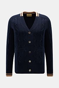 FTC Cardigan navy, frontal fotografiert, Slim Fit, V-Ausschnitt, Zopfstrick, Knopfleiste, Leistentaschen, breite Rippbündchen, Bio-Baumwolle & Fair-Trade-Cashmere.
