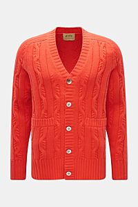 FTC Cardigan hellrot, frontal fotografiert, Slim Fit mit V-Ausschnitt, Zopfstrick, Knopfleiste, Leistentaschen, Rippbündchen, Bio-Baumwolle und Fair-Trade-Cashmere.