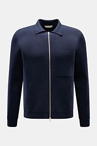Kiefermann Strickjacke 'Rubern' navy, Slim Fit mit Umlegekragen, Zwei-Wege-Reißverschluss, Brusttasche, Rippbündchen, feines Strickbild, frontal fotografiert.