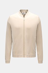 Frontansicht der Kiefermann Strickjacke 'Hunfrid' creme, Slim Fit, weicher Jersey mit Blouson-Kragen, paspelierte Fronttaschen, modernes Layering-Essential.